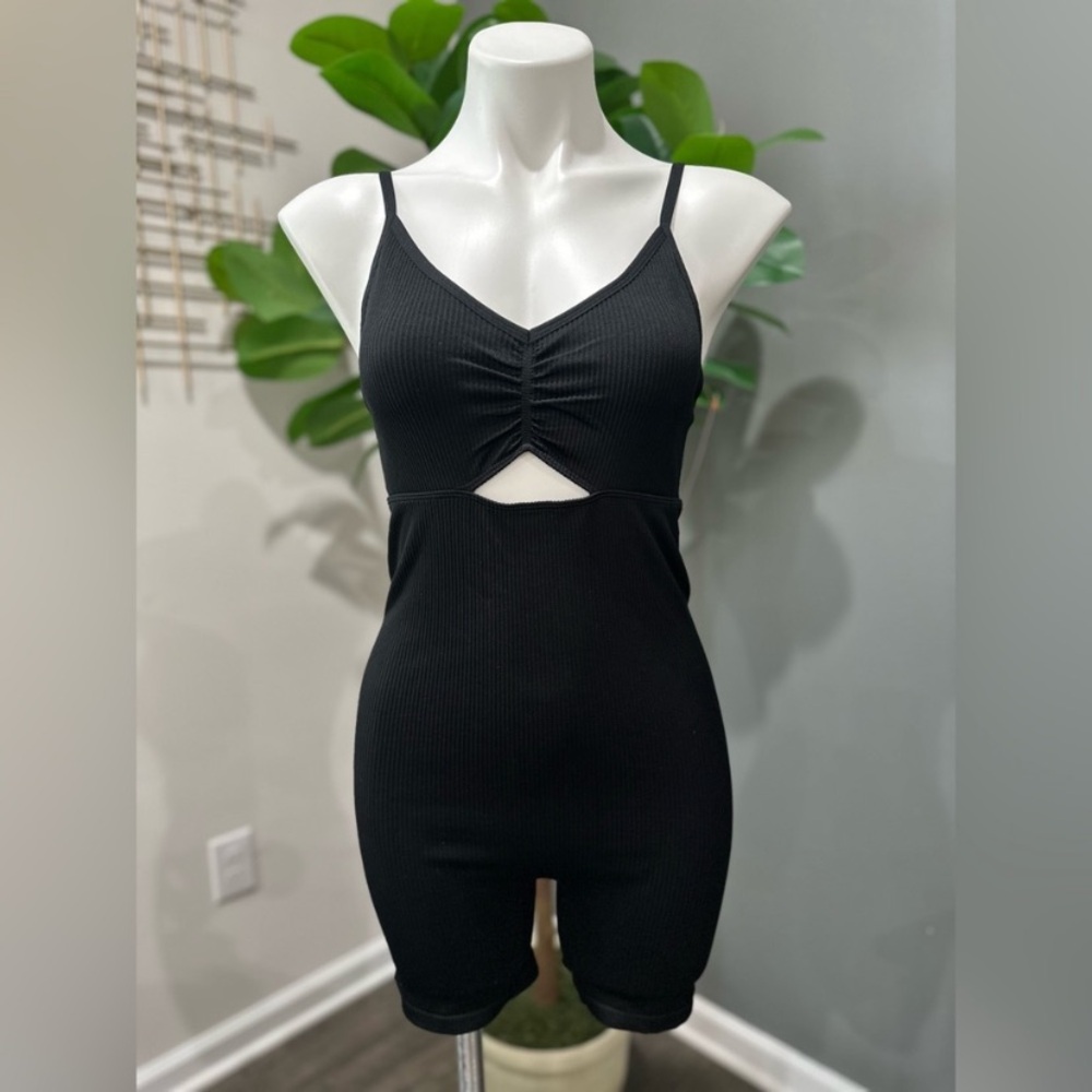NWT Colsie Cut-Out Ribbed Romper in black XS